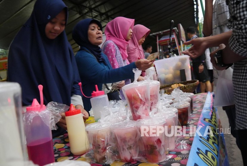 Penjual aneka kolak dan minuman melayani pembeli  lokasi penjualan aneka kuliner di depan Masjid Pusdai, Jl Pusdai, Kota Bandung, Senin (29/5). 
