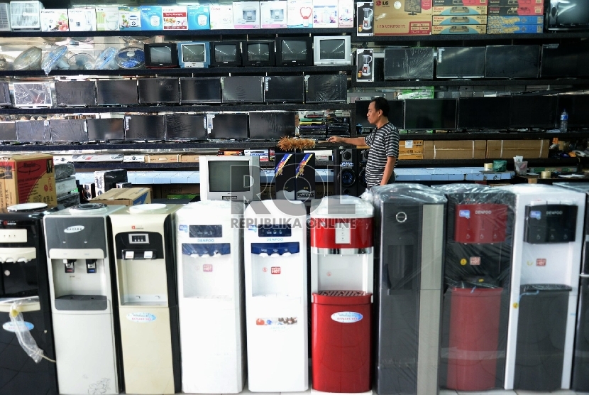 Penjual barang elektronik menunggu pembeli di Pusat penjualan elektronik, Jakarta, Selasa (10/3)