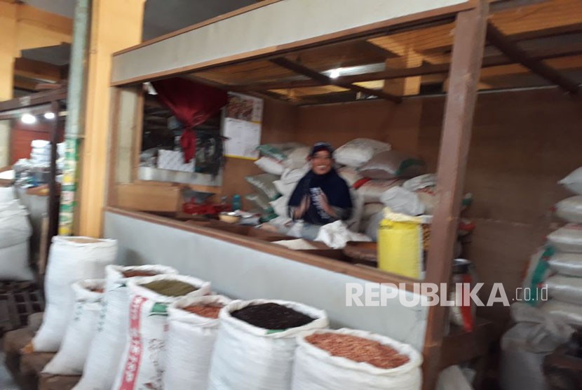 Penjual beras di Pasar Beringharjo Selasa (6/2). Ia mengatakan harga beras relatif stabil tinggi.
