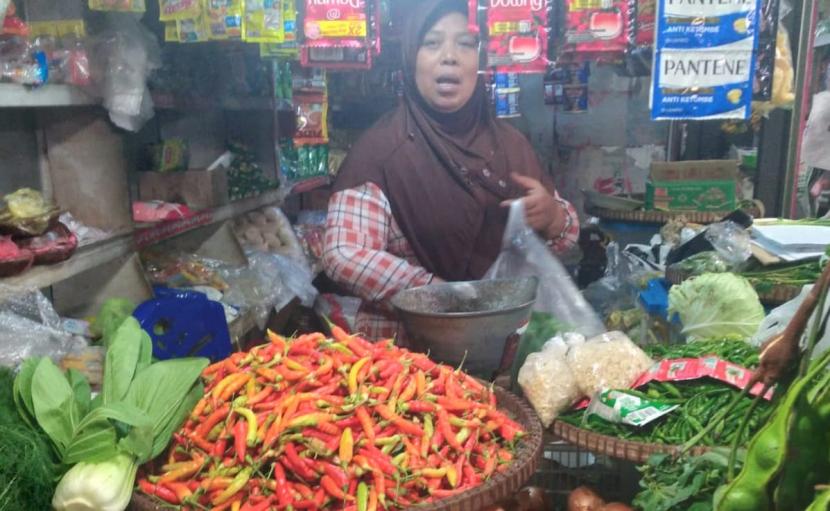 Penjual berbagai kebutuhan dapur tengah melayani pembeli di Pasar Babadan, Kabupaten Semarang, Jawa Tengah. 