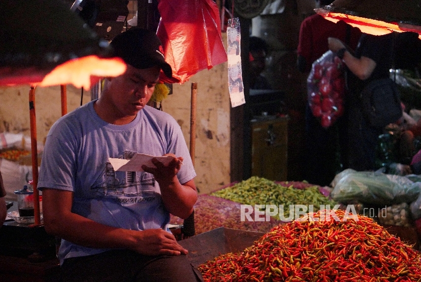 Penjual cabai rawit merah menunggu pembeli di Pasar Induk Kramat Jati, Jakarta, Kamis (26/1). Harga cabai rawit merah ditempat itu dijual Rp 110 ribu per kg. Para pedagang mengaku, harga cabai rawit merah masih akan tinggi karena kurangnya pasokan.