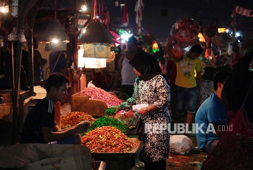 Penjual cabai rawit merah menunggu pembeli di Pasar Induk Kramat Jati, Jakarta, Kamis (26/1). Harga cabai rawit merah ditempat itu dijual Rp 110 ribu per kg. Para pedagang mengaku, harga cabai rawit merah masih akan tinggi karena kurangnya pasokan.