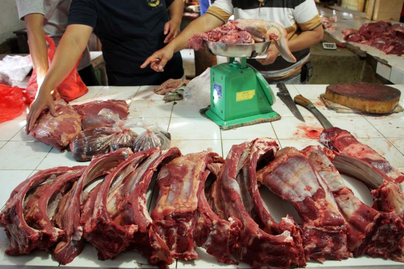 Penjual daging melayani pembeli di Pasar Pabaeng-Baeng, Makassar, Sulawesi Selatan, Kamis (24/3/2022). Perum Bulog menyampaikan daging kerbau beku impor asal India akan masuk mulai pekan depan sebanyak 20 ribu ton.