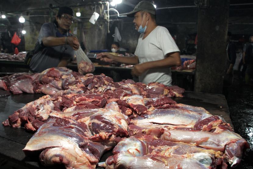 Penjual daging melayani pembeli (ilustrasi). Harga daging sapi di pasar tradisional di Cianjur, Jawa Barat, mulai naik dari Rp 120.000/kg menjadi Rp 140.000/kg.