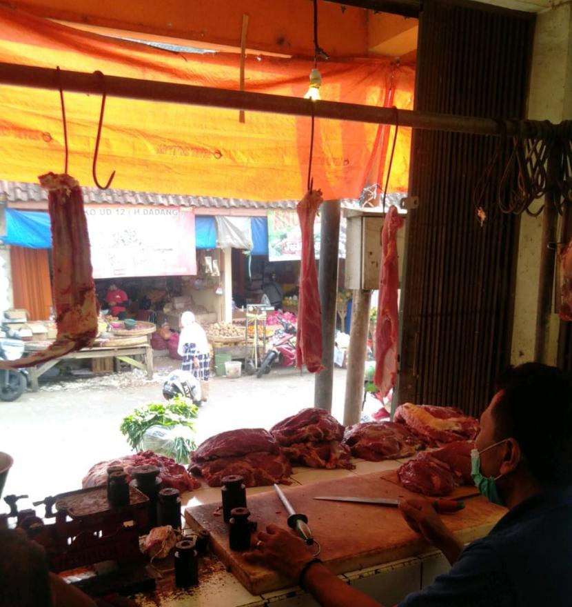 penjual daging sapi di Pasar Pelita, Kota Sukabumi.