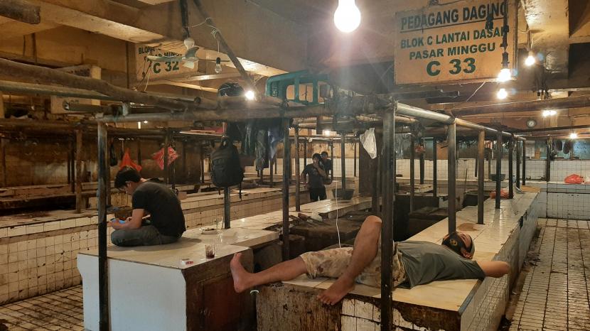 Penjual daging sapi di PD Pasar Minggu, Jakarta Selatan, Rabu (20/1), bersantai karena ikut aksi mogok berjualan selama tiga hari, karena harga daging meroket mencapai Rp 125 ribu per kilogram.