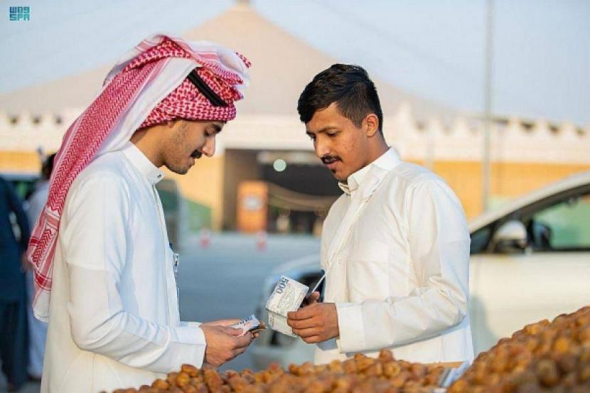 Penjual dan pembeli bertransaksi dalam Festival Kurma di Buraidah, Arab Saudi, Selasa (9/8/2022). 70 Negara Mengimpor Kurma dari Festival Buraidah Arab Saudi