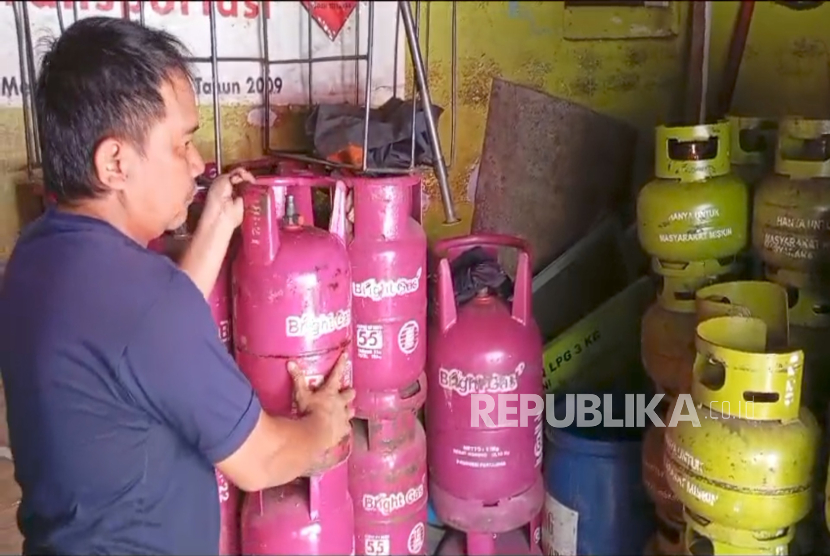 Penjual gas di Jalan Emong, Kota Bandung, menurunkan gas,  Senin (3/2/2025).