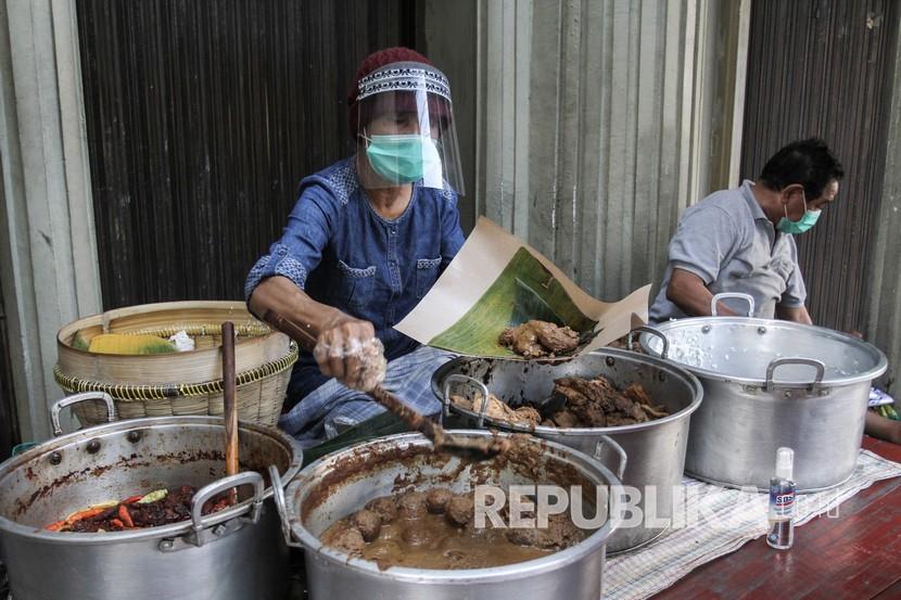 Para produsen gudeg di Daerah Istimewa Yogyakarta (DIY) memilih memaksimalkan penjualan secara daring (Foto: ilustrasi penjual gudeg)