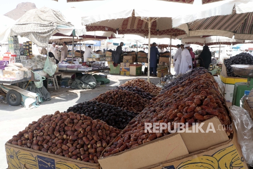 Penjual kurma di Jabal Uhud sekitar lima kilo meter sebelah Utara kota Madinah, Ahad (13/8). (Republika/ Amin Madani)