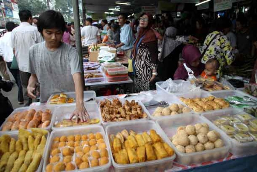 Penjual makanan berbuka puasa (ilustrasi). Berdasarkan sebuah penelitian, diketahui bahwa masyarakat Indonesia  masih berniat mempertahankan pola dan bentuk makan yang sama bahkan cenderung lebih banyak daging dan olahan dengan minyak.