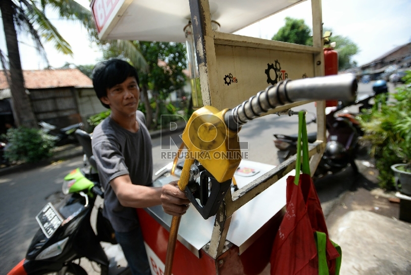 Penjual melakukan pengisian bahan bakar minyak (BBM) jenis premium di salah satu kios pengisian BBM Pertamini di Jakarta, Senin (2/2).(Republika/Prayogi)