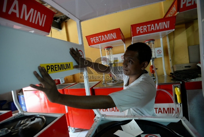 Penjual melakukan pengisian bahan bakar minyak (BBM) jenis premium di salah satu kios pengisian BBM Pertamini di Jakarta, Senin (2/2).(Republika/Prayogi)