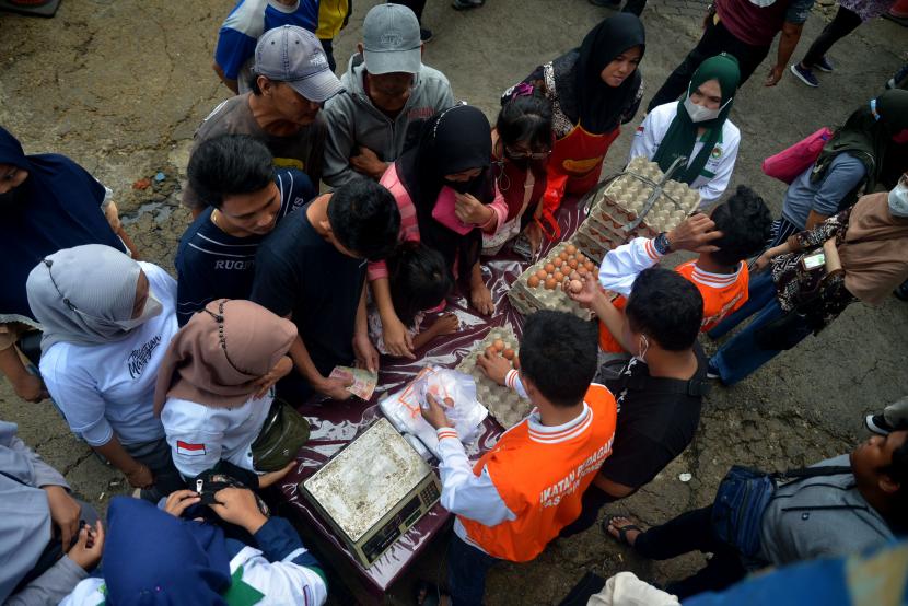 Penjual melayani warga yang membeli telur ayam ras saat operasi pasar di Pasar Minggu, Jakarta, Jumat (2/9/2022).