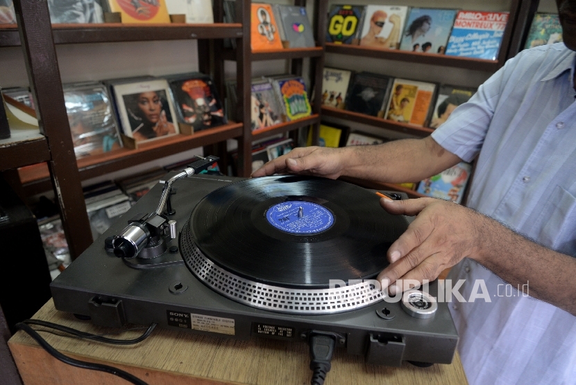  Penjual memasang piringan hitam atau vinyl di salah satu toko di Jalan Surabaya, Menteng, Jakarta, Selasa (30/5). Di Inggris, penjualan vinyl meningkat saat pandemi.