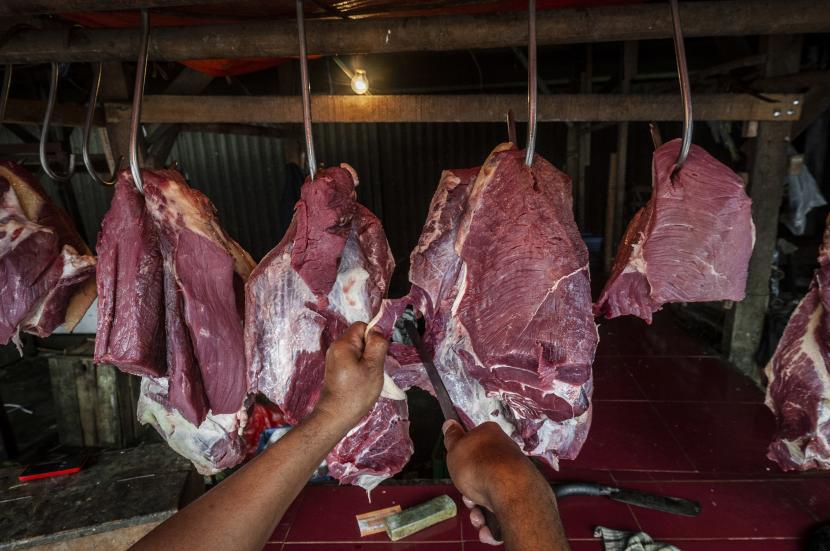 Penjual memotong daging sapi di pasar tradisional (ilustrasi). Badan Ketahanan Pangan (National Food Agency/NFA) telah menyiapkan sejumlah langkah untuk mengamankan pasokan daging sapi jelang bulan puasa dan Lebaran. 
