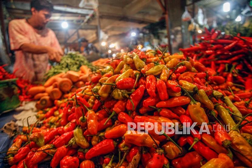 Penjual menata cabai rawit di Pasar Cibinong, Kabupaten Bogor, Jawa Barat, Selasa (5/1). Laju inflasi nasional sepanjang Februari 2021 tercatat sebesar 0,10 persen dan dinilai merupakan sesuai pola musiman pada awal tahun.