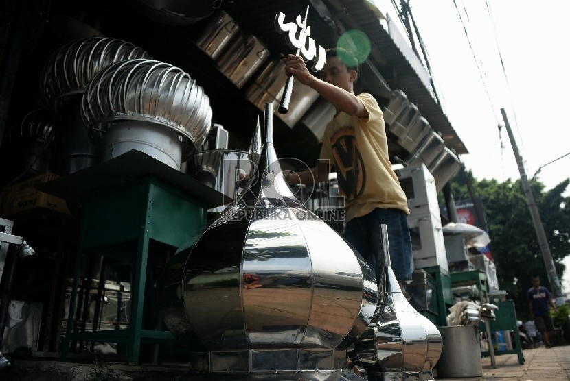 Penjual menata kubah masjid yang terbuat dari bahan stainless steel di Jakarta, Selasa (30/6).  (Republika/Prayogi)