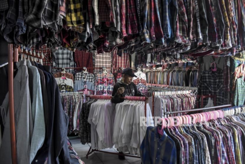 Penjual menata pakaian bekas di salah satu kios Pasar Cimol Gedebage, Kota Bandung, Jawa Barat, Kamis (16/3/2023). 