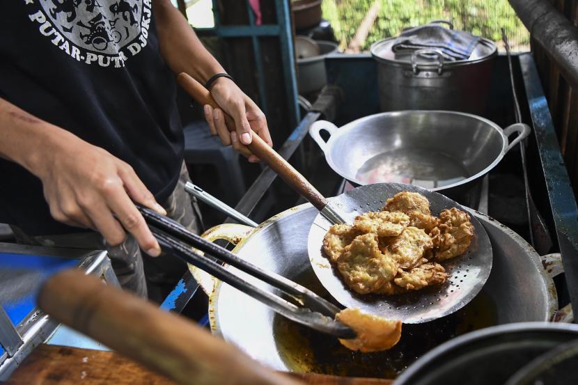 Penjual menggoreng bakwan di salah satu warung di Jakarta, Selasa (22/2/2022). Sejumlah konsumen mulai mengeluhkan tahu dan tempe yang tidak dijual di sejumlah pasar akibat aksi mogok produksi dari perajin tahu dan tempe hingga Rabu (23/2/2022)