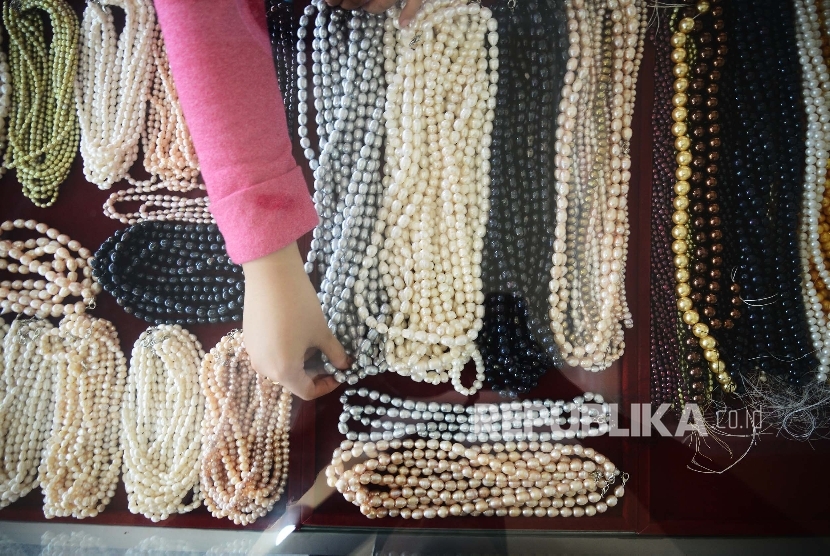 Penjual menunjukan perhiasan berupa mutiara, ilustrasi. Dinas Pariwisata Kota Mataram, Provinsi Nusa Tenggara Barat, menunda kegiatan 
