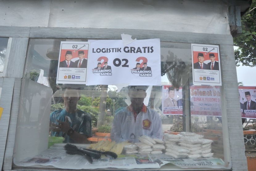 Penjual menyiapkan jajanan gorengan di sela kampanye terbuka Capres nomor urut 02 Prabowo Subianto di Palembang, Sumsel, Selasa (9/4/2019).