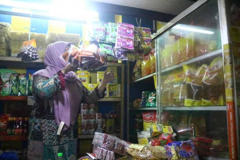 Penjual minyak goreng di Pasar Besar Kota Malang, Rabu (10/11). 