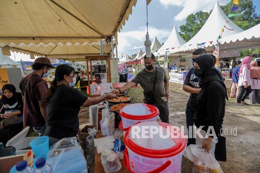 Penjual musiman makanan takjil melayani pembeli di lokasi bazar makanan (ilustrasi)