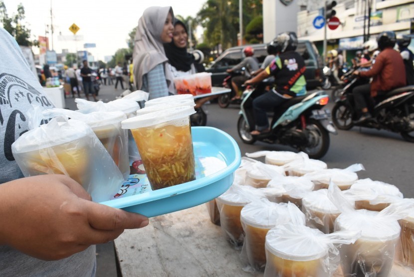Banyak penjual takjil di Sukabumi absen berjualan karena sepinya pembeli akibat pandemi corona. Ilustrasi.