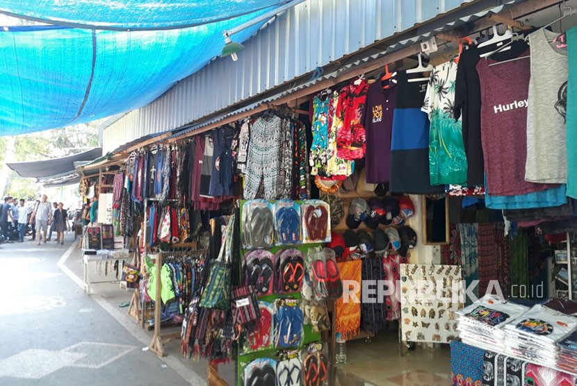  Penjual oleh-oleh khas Lombok hingga warung kuliner yang ada di Pantai Senggigi, Ahad (17/6).