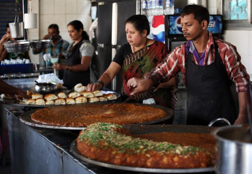 Penjual pav bhaji berdagang di kedai tepi jalan di Mumbai, India, 2 February 2013. India terkenal dengan makanan jajanannya yang digemari pelancong dan warga dari berbagai kelas masyarakat karena rasa dan harganya yang terjangkau.