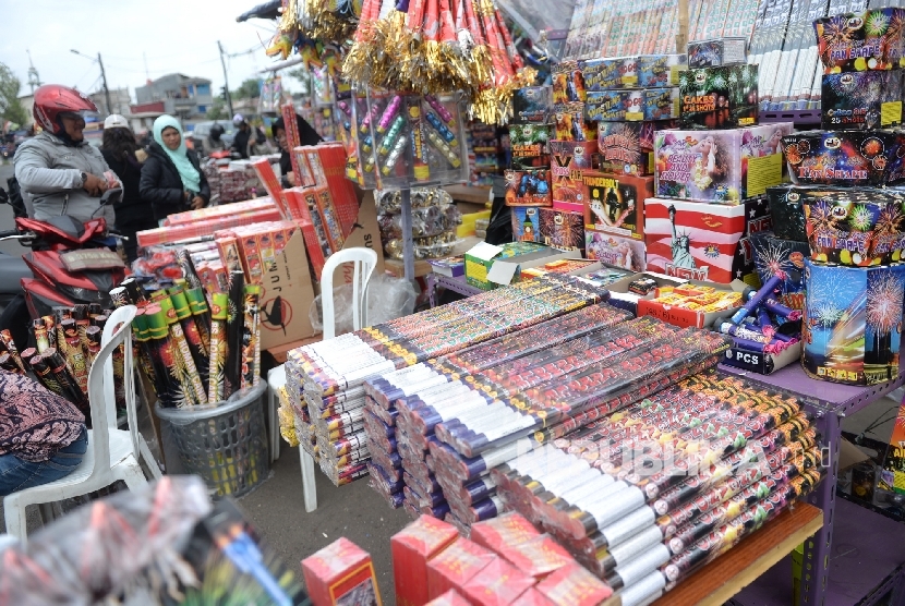 Penjual petasan tahun baru menggelar lapak di Pasar Gembrong, Jakarta Timur, Jumat (30/12). 