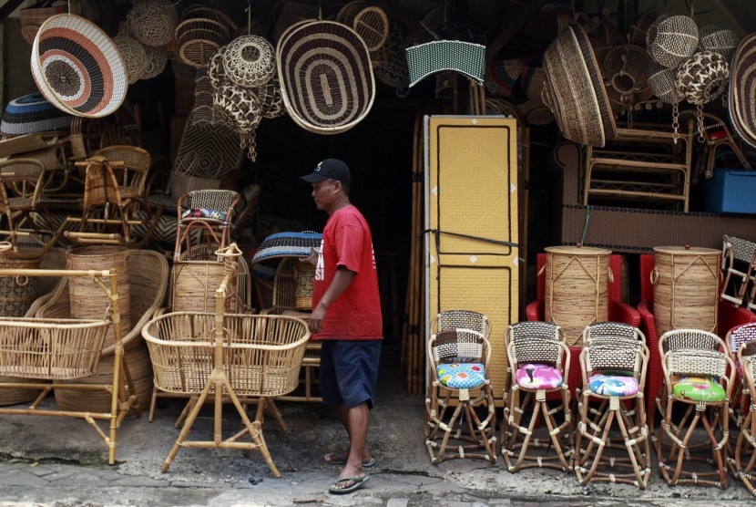 Penjual produk anyaman rotan menata dagangannya di Jakarta, Selasa (29/3).