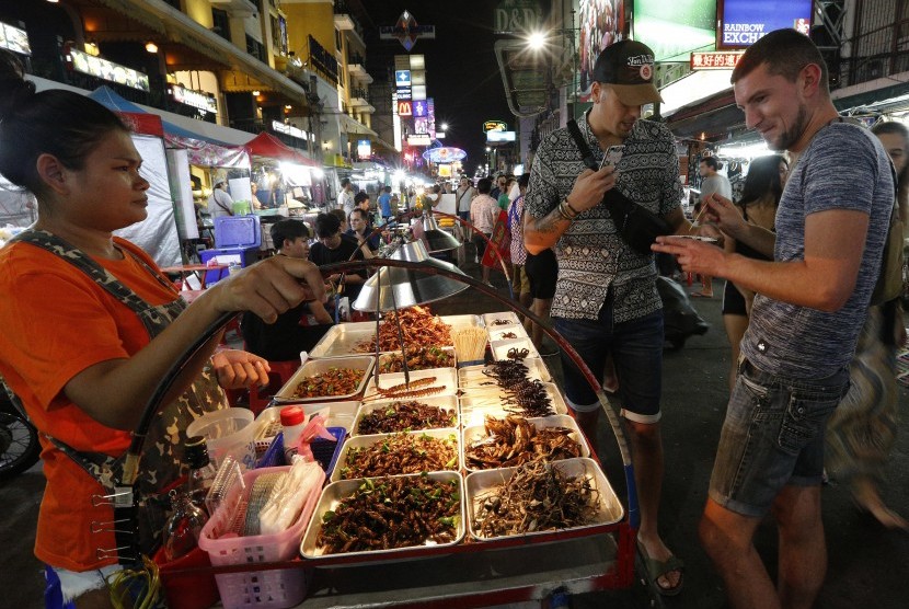 Penjual street food sedang melayani pembeli di sebuah kawasan di Thailand (ilustrasi).