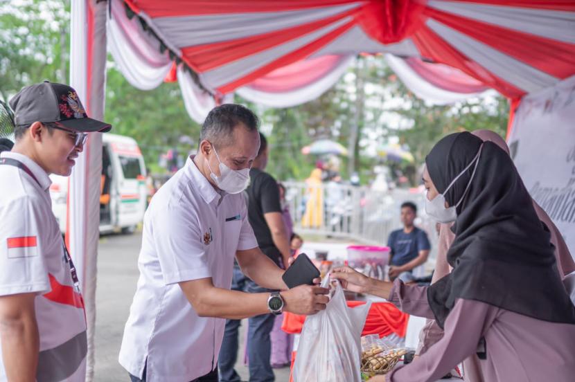 Penjualan 1.000 paket sembako murah untuk masyarakat di Taman Kota Kapet, Tanah Bumbu, Kalimantan Selatan oleh Kementerian BUMN dan Telkom dalam rangka kegiatan Safari Ramadhan BUMN 2023.