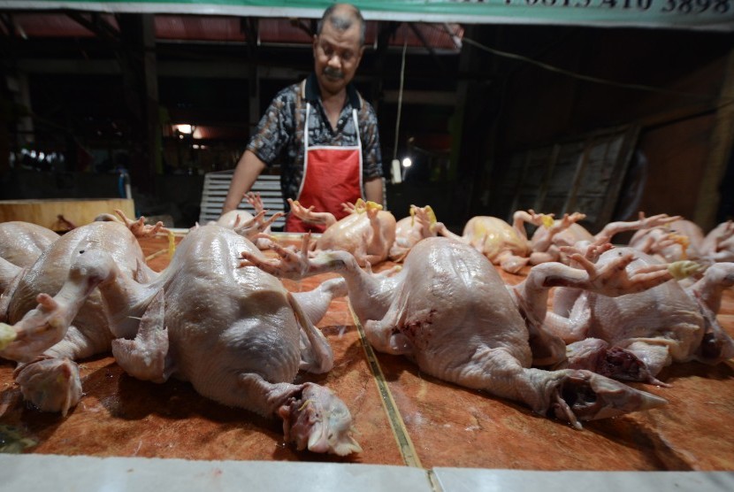 Penjualan daging ayam.