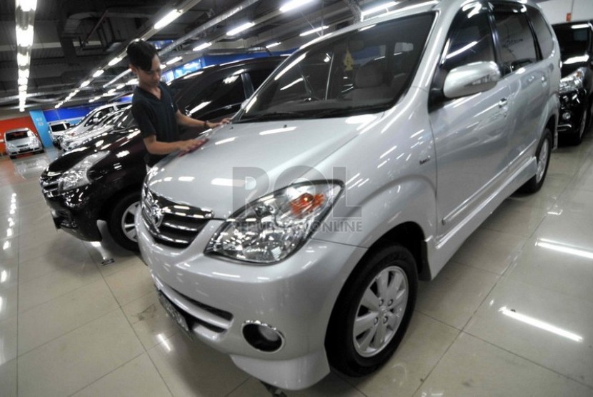 Pegawai mengelap mobil yang dipajang salah satu showroom di pusat penjualan mobil bekas Mangga Dua, Jakarta, Rabu (2/7).(Republika/ Wihdan).