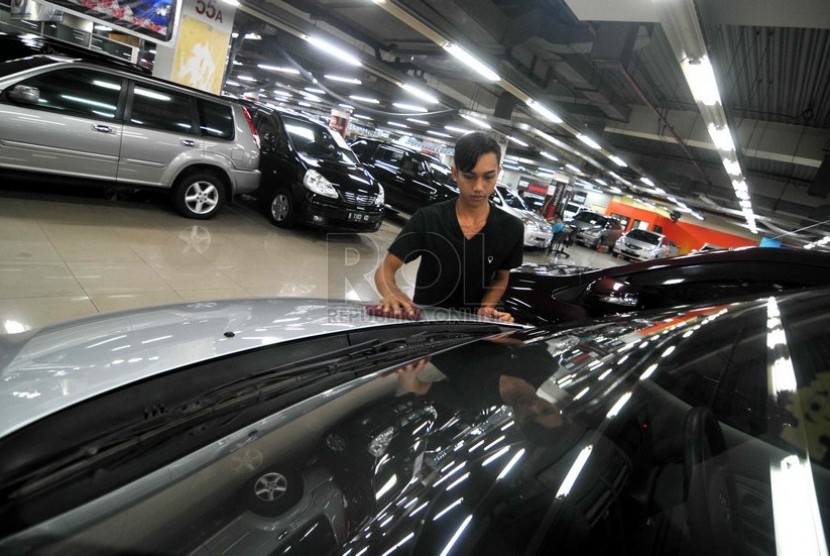 Penjualan Mobi Bekas. Pegawai mengelap mobil yang dipajang salah satu showroom di pusat penjualan mobil bekas Mangga Dua, Jakarta, Rabu (2/7).(Republika/ Wihdan).