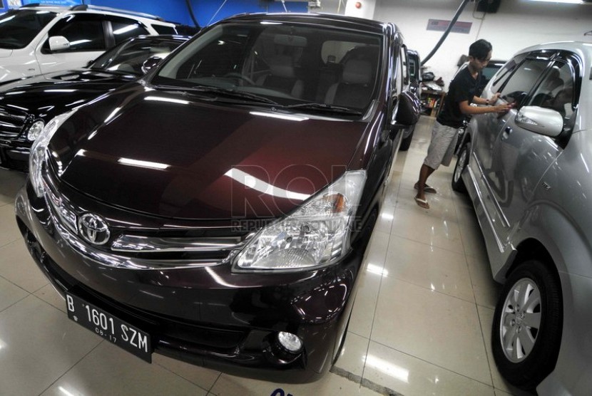 Penjualan Mobi Bekas. Pegawai mengelap mobil yang dipajang salah satu showroom di pusat penjualan mobil bekas Mangga Dua, Jakarta, Rabu (2/7).(Republika/ Wihdan).