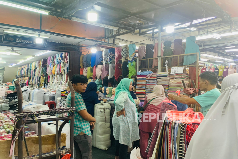 Penjualan pakaian di pasar Tanah Abang Jakarta, Senin (28/7/2025). 
