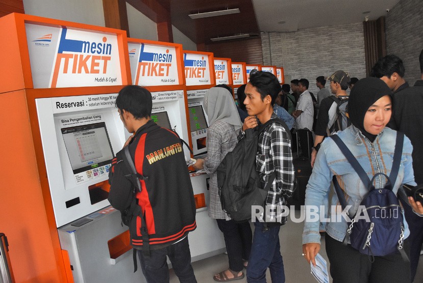  Penjualan Tiket Kereta Lebaran. Calon penumpang memesan tiket kereta tujuan luar kota pada mesin tiket di Stasiun Pasar Senen, Jakarta, Senin (25/2/2019).