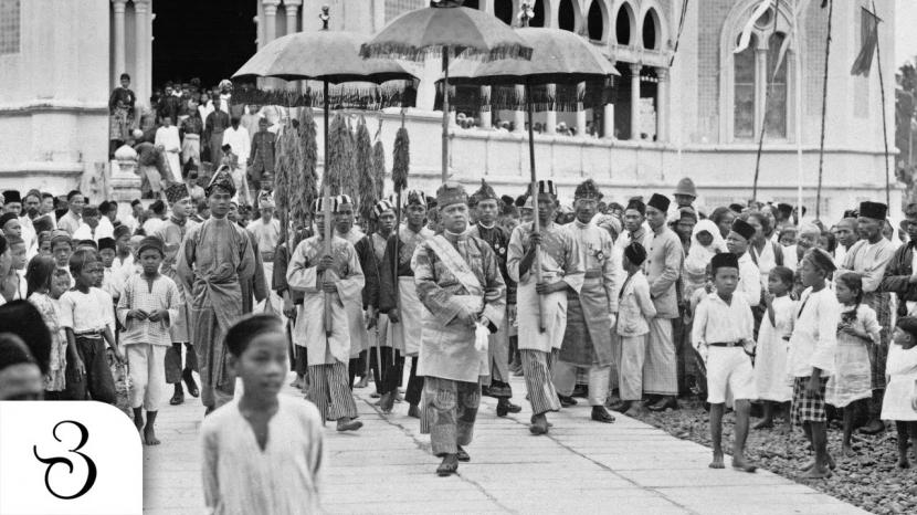 Penobatan Sultan Deli di Istana Maimun pada tahun 1925.