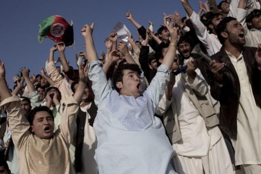 Penonton bersorak menikmati pertandingan di Liga Primer Afghanistan
