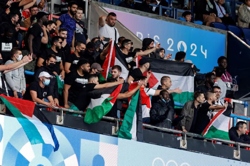 Penonton kibarkan bendera Palestina di pertandingan sepakbola Olimpiade 2024