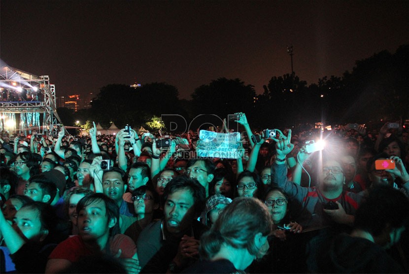 Penonton konser The Stone Roses di Lapangan D Senayan, Jakarta, Sabtu (24/2).   (Republika/Sadly Rachman)