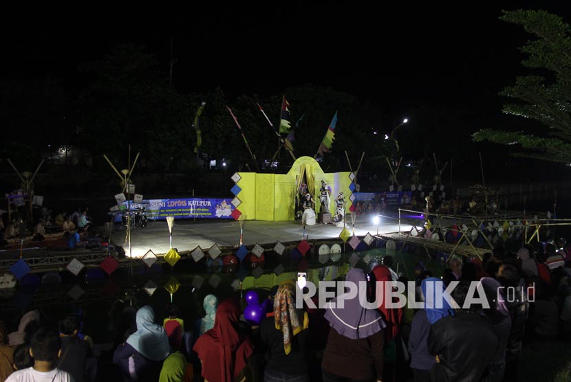 Penonton memadati Panggung Terapung tepat di tengah-tengah sungai Cimanuk dalam acara rangkaian Festival Tjimanoek 2016.
