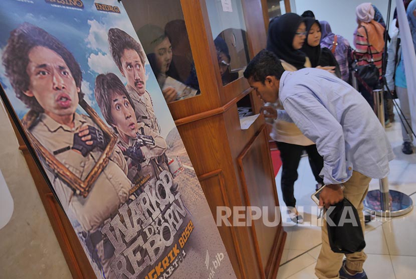 Penonton memesan tiket Warkop DKI Reborn Part 1 pada acara BJB Wide Screen di Bekasi, Sabtu (10/9)