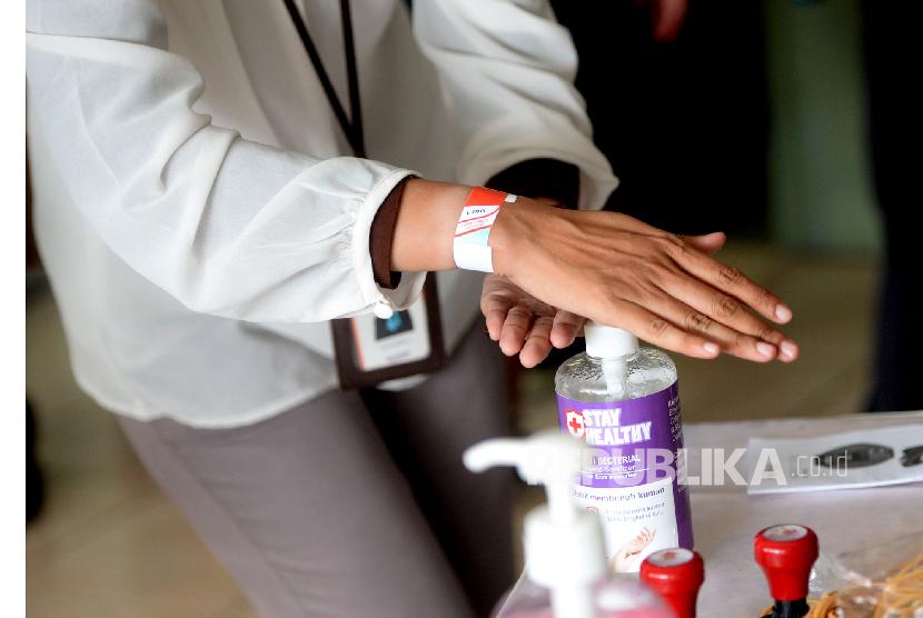 Hand sanitizer dibuat dari jel lidah buaya, kulit lemon, dan alkohol 70 persen. Ilustrasi.