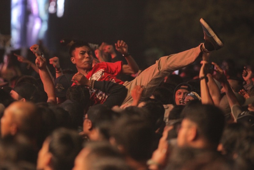 Penonton menyaksikan aksi dari Band Metal pada acara Hammersonic 2017 di Echo Park, Ancol, Jakarta, (7/5). Even metal tahunan terbesar di Asia Tenggara tersebut menampilkan sejumlah band metal internasional diantaranya Sucker Head,The Black Dahlia Murder dan Megadeth. 