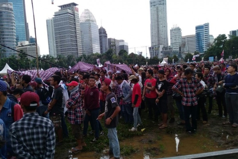 Penonton menyaksikan 'Konser Gue2' di Senayan, Jakarta, Sabtu (4/2). 